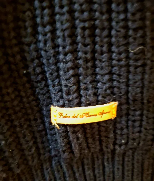 Jersey negro cuello pico