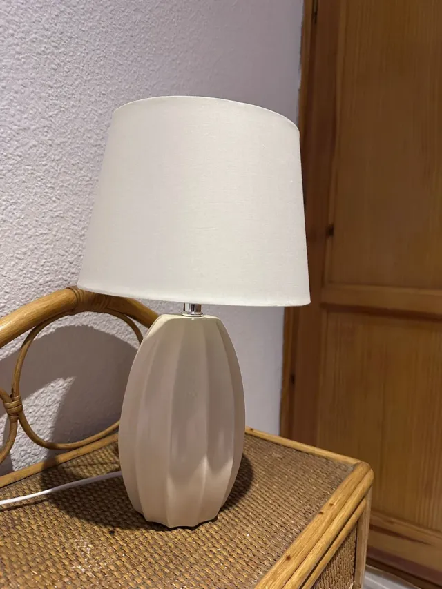 Lámpara de mesa beige y blanca