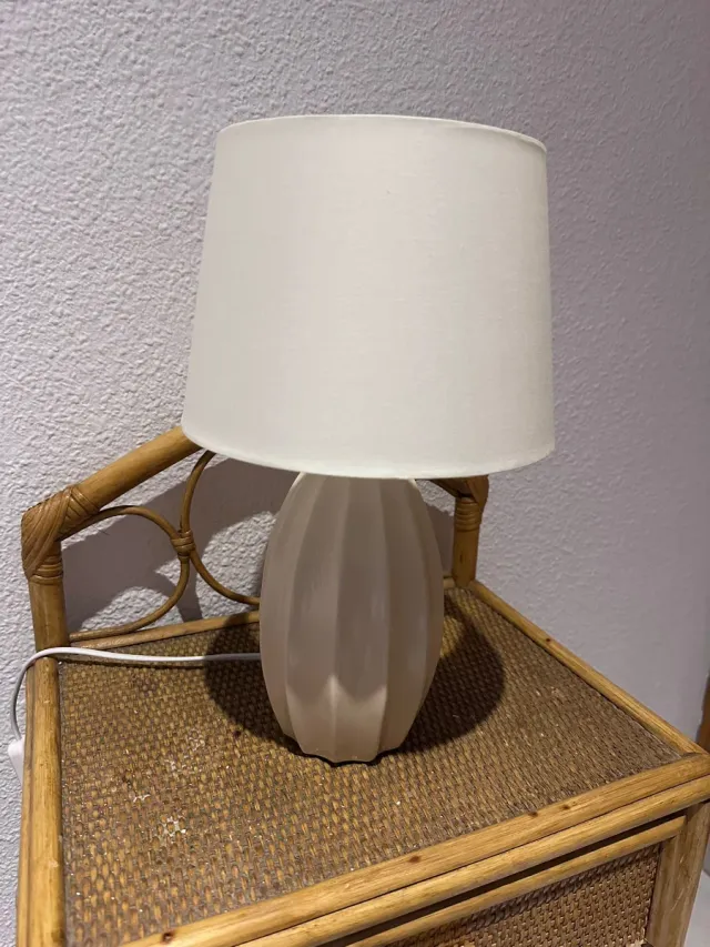 Lámpara de mesa beige y blanca