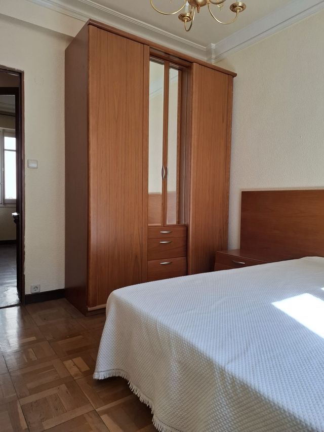 Armario de madera marrón