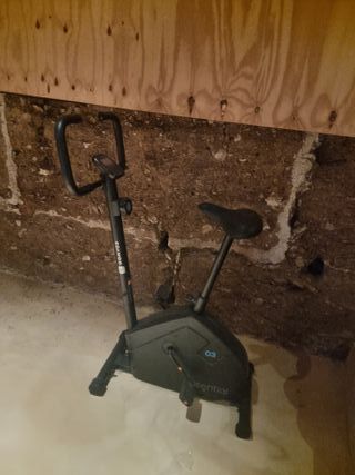 Bicicleta Estática y Equipo de Pesas