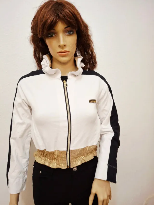 Sudadera con cremallera dorada y blanca