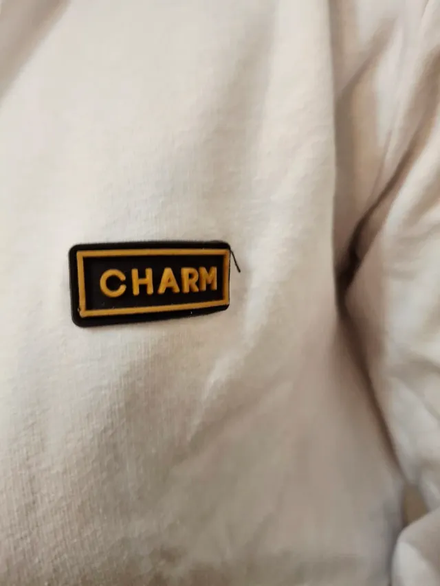 Sudadera con cremallera dorada y blanca