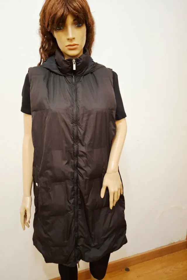 Chaleco negro con capucha