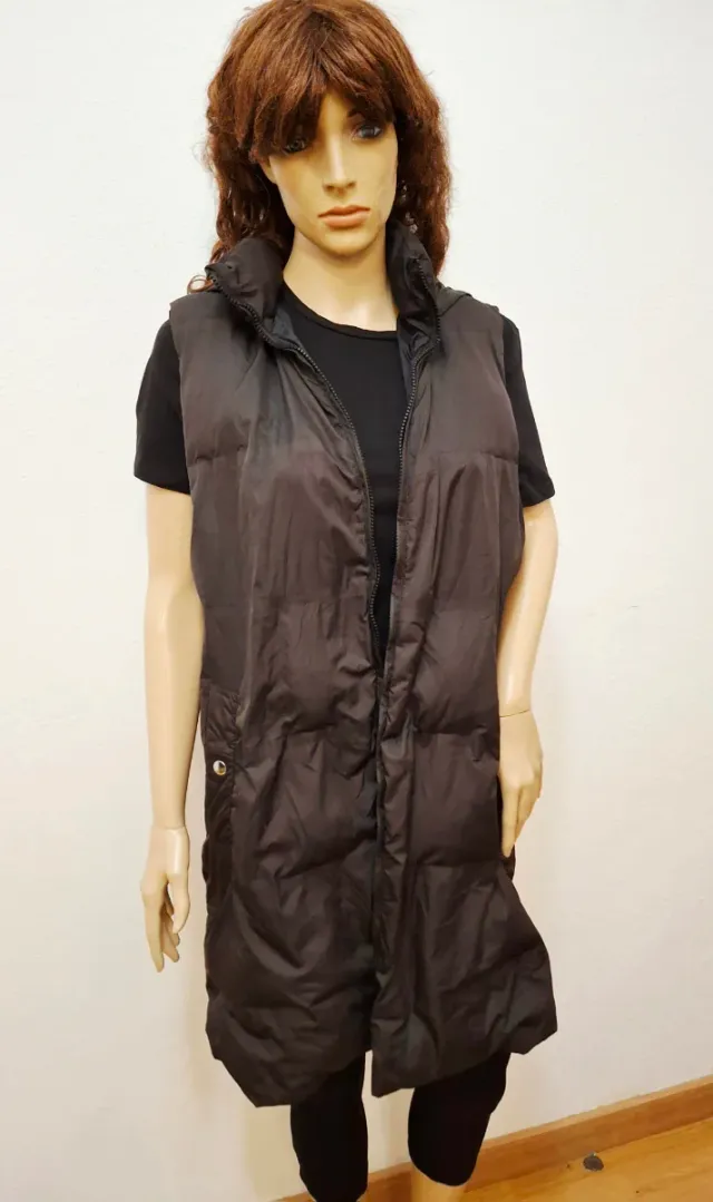 Chaleco negro con capucha