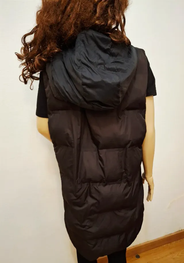 Chaleco negro con capucha