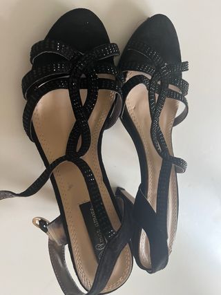Sandalias negras con pedrería