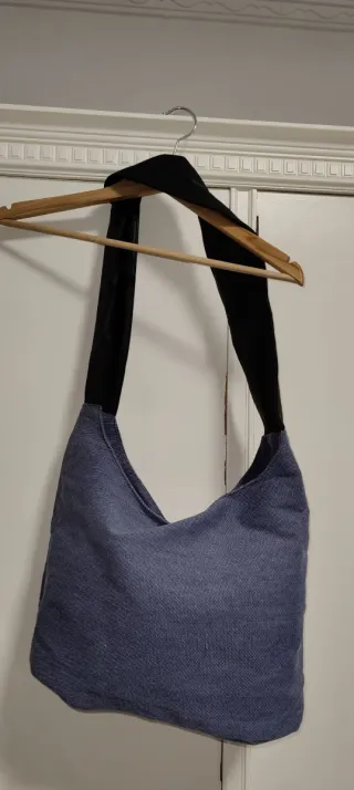 Bolso azul y negro