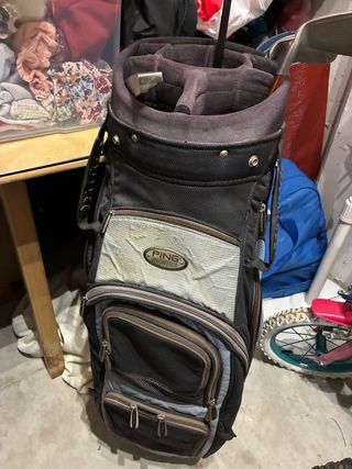 Bolso de golf PING Frontier y palos