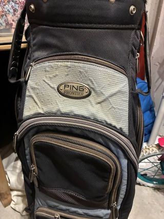 Bolso de golf PING Frontier y palos