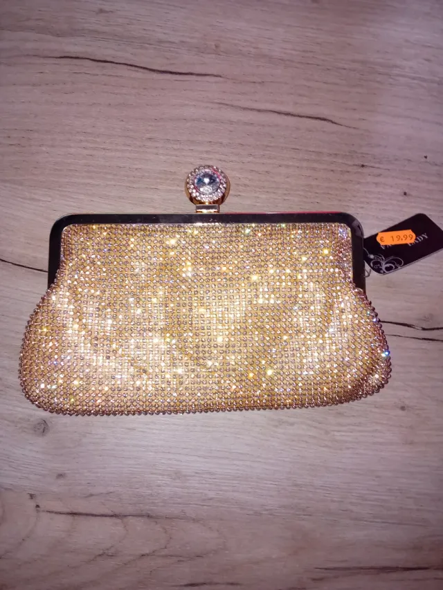 Bolso de fiesta dorado con pedrería