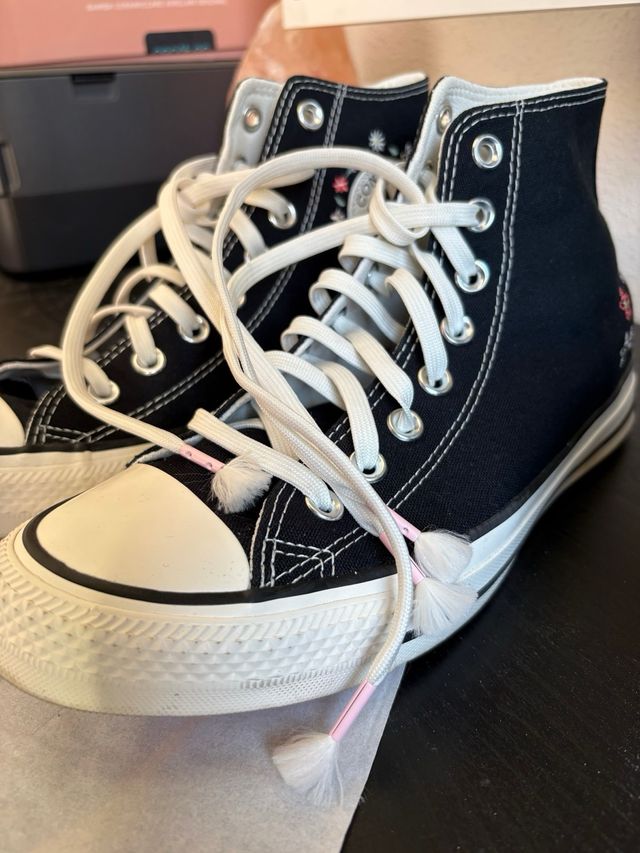 Converse Allstar con flores bordadas