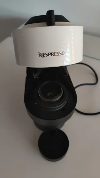 Cafetera Nespresso Vertuo Pop Krups blanca crema