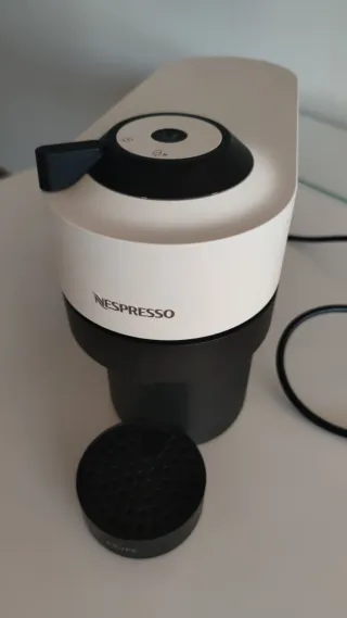 Cafetera Nespresso Vertuo Pop Krups blanca crema