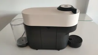 Cafetera Nespresso Vertuo Pop Krups blanca crema