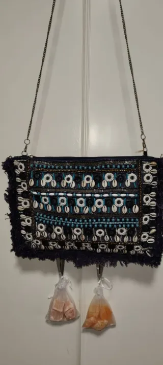 Bolso de mano bordado conchas y abalorios
