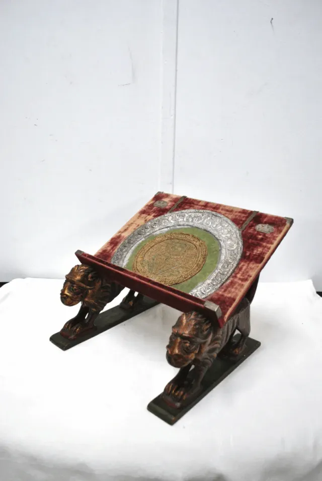 Atril antiguo de plata y madera