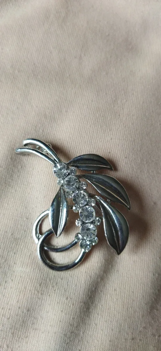 Broche vintage con pedrería