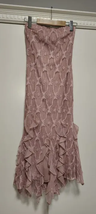 Vestido de boda rosa con volantes