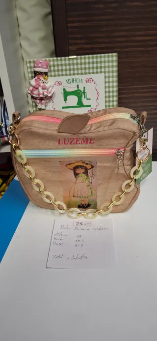 Bolso redondo artesanal rosa con cadena dorada