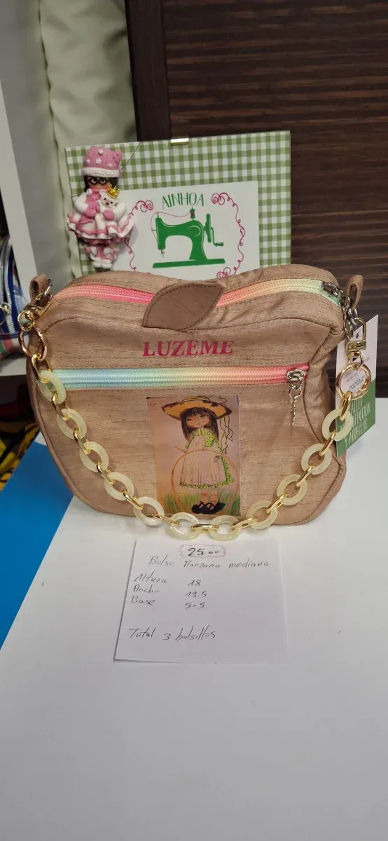 Bolso redondo artesanal rosa con cadena dorada