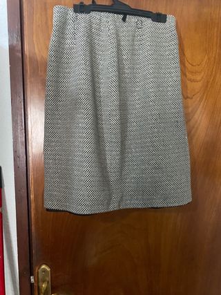 Falda gris y negra