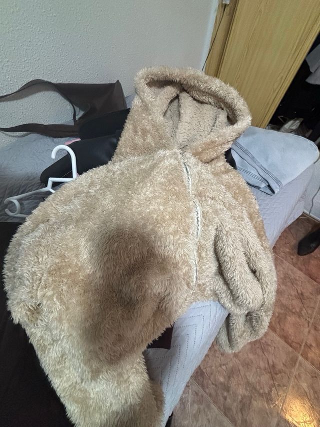 Chaqueta crop pelo beige/marrón