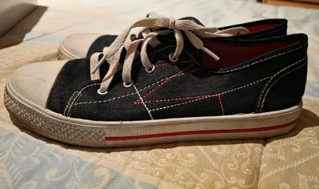 Zapatillas Converse negras y rojas