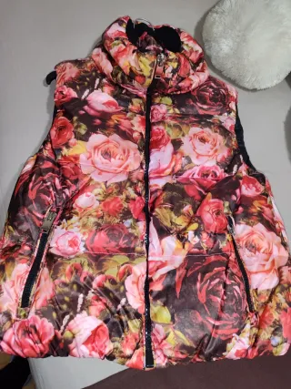 Chaleco Nuevo plumífero estampado floral