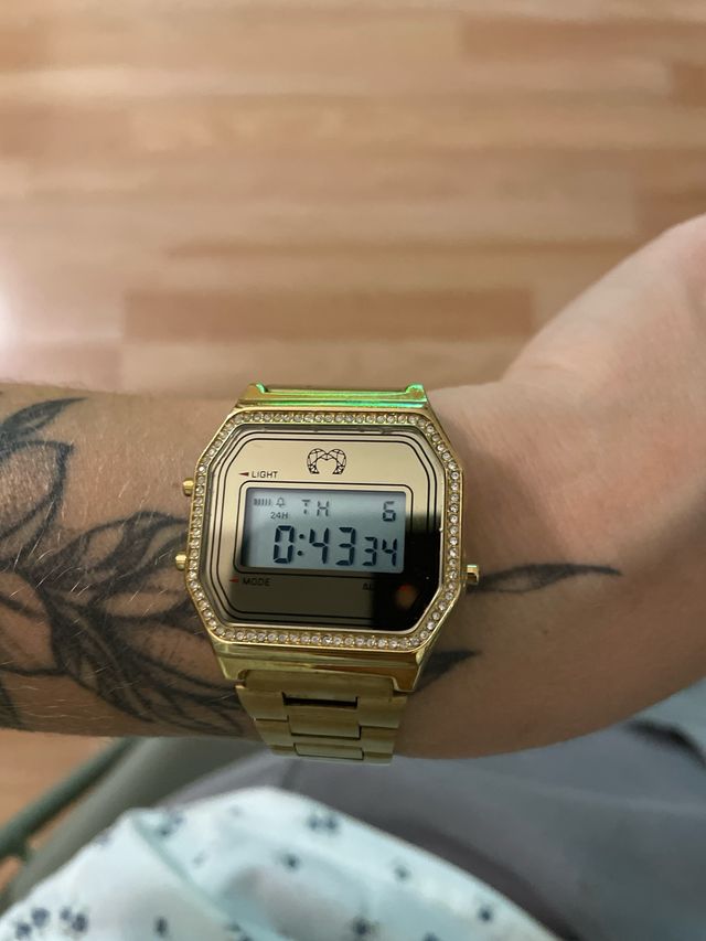 Reloj Digital Dorado Mujer