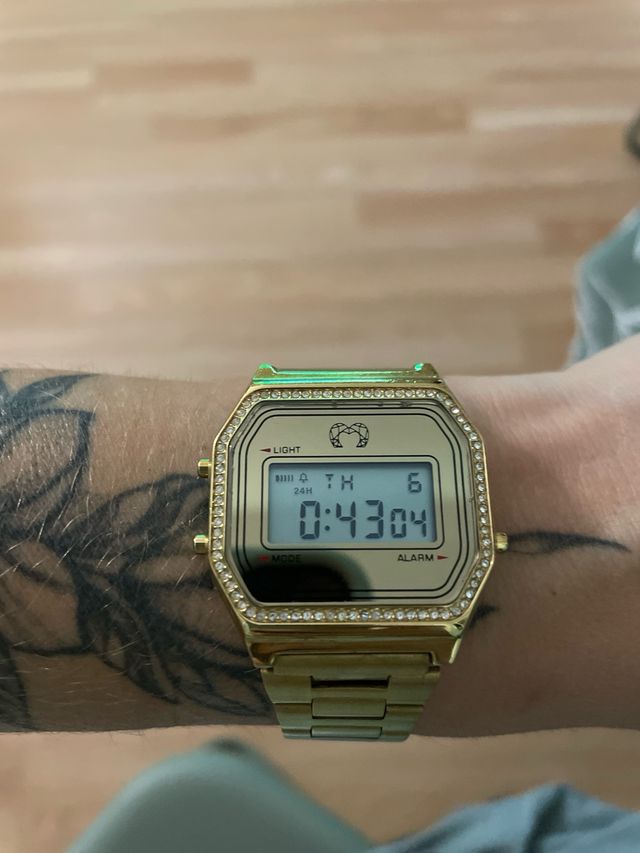 Reloj Digital Dorado Mujer