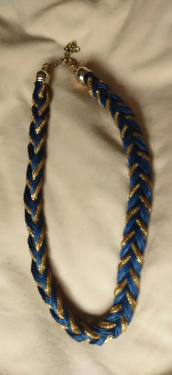 Collar trenzado azul y dorado