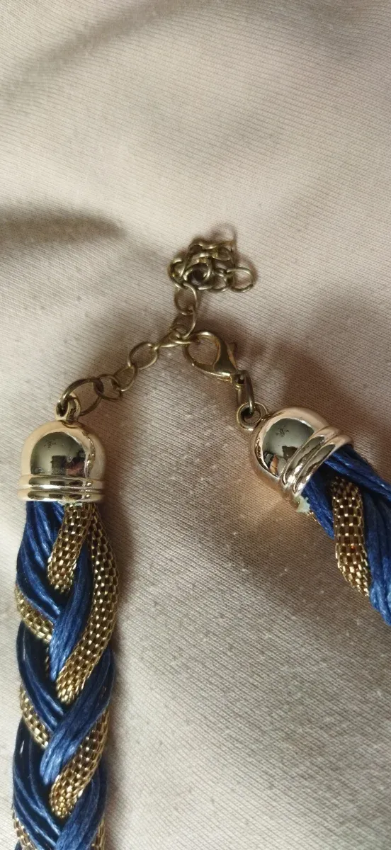 Collar trenzado azul y dorado