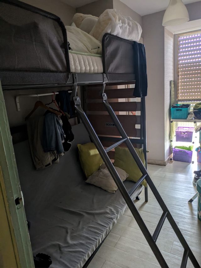 Litera y sofa con escalera