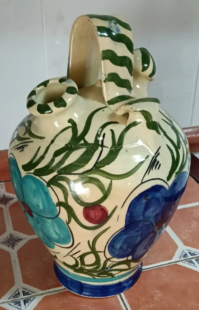 Botijo antigo de cerâmica esmaltada pintada à mão