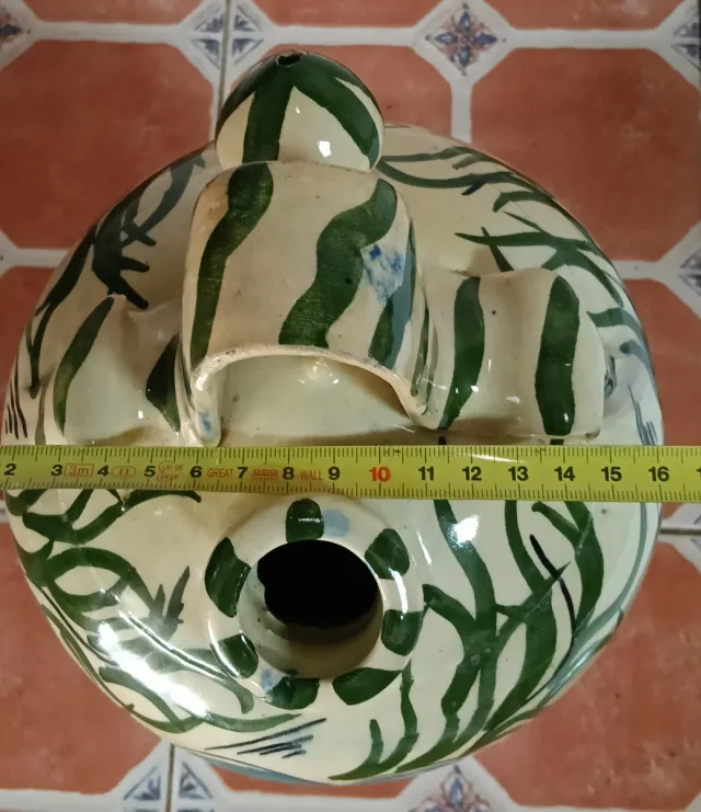 Botijo antigo de cerâmica esmaltada pintada à mão