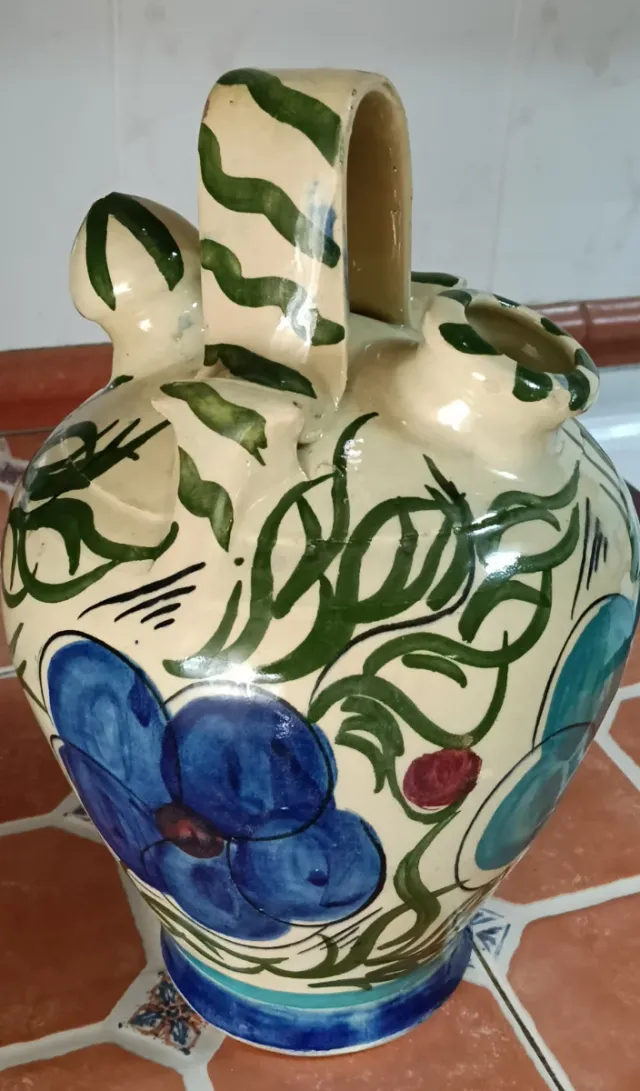 Botijo antigo de cerâmica esmaltada pintada à mão