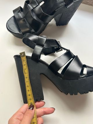 Sandalias Stradivarius tacón plataforma negras