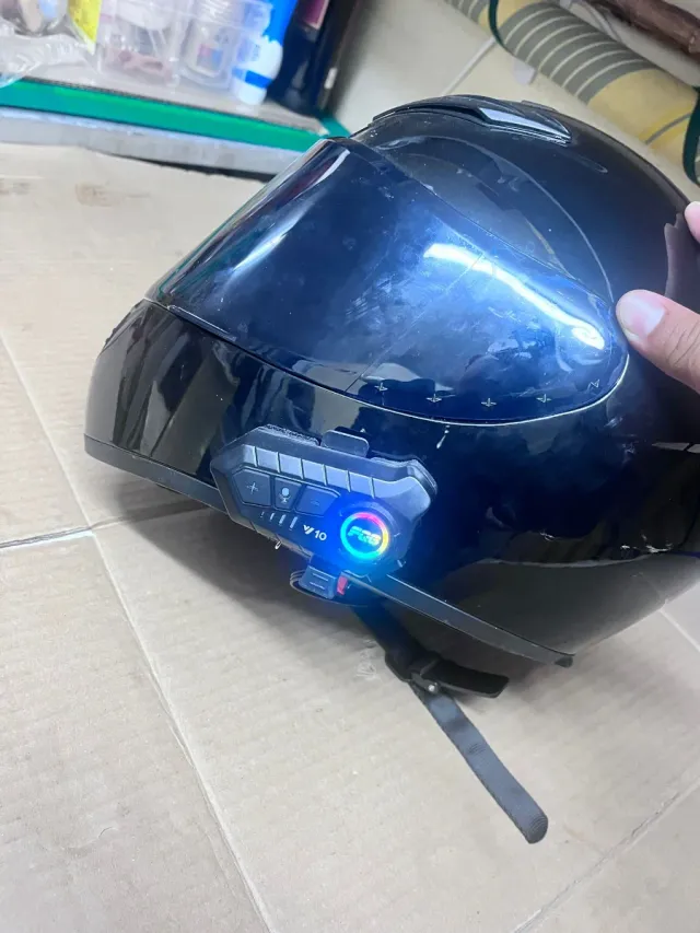 Casco de moto negro con intercomunicador