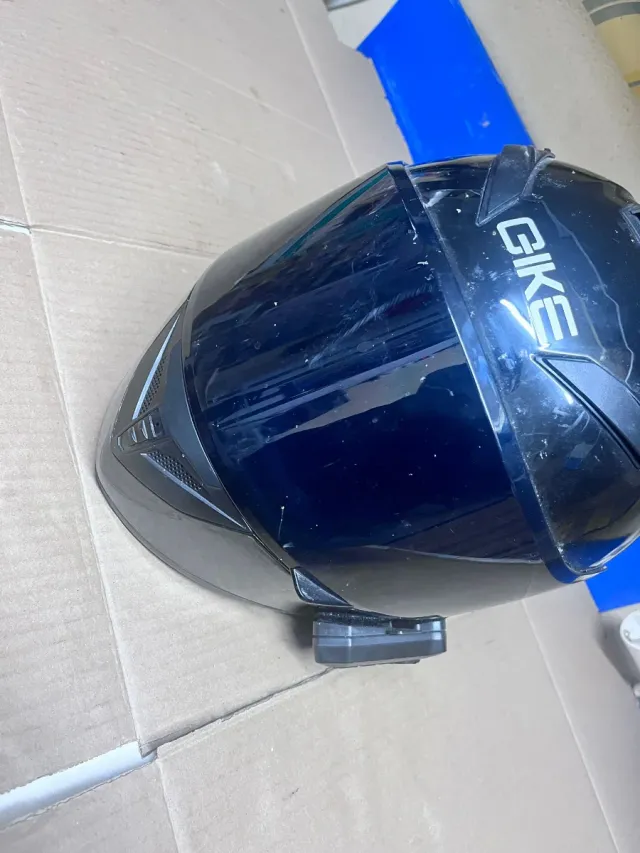 Casco de moto negro con intercomunicador