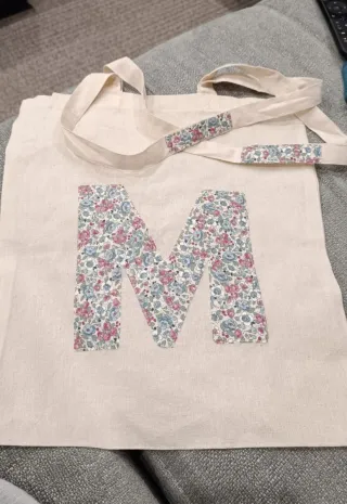 Bolsas de tela personalizadas con inicial.