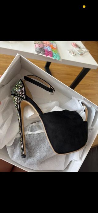 Zapatos de tacón con pedrería