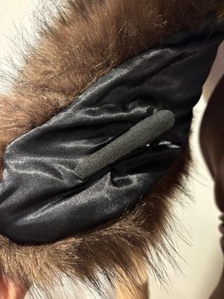 Cuello de pelo sintético marrón