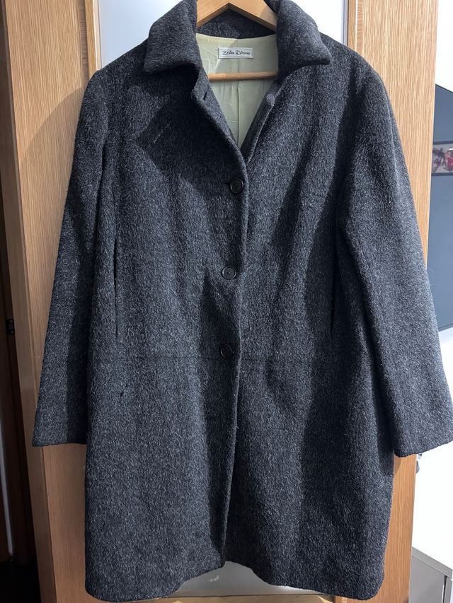 Abrigo gris oscuro
