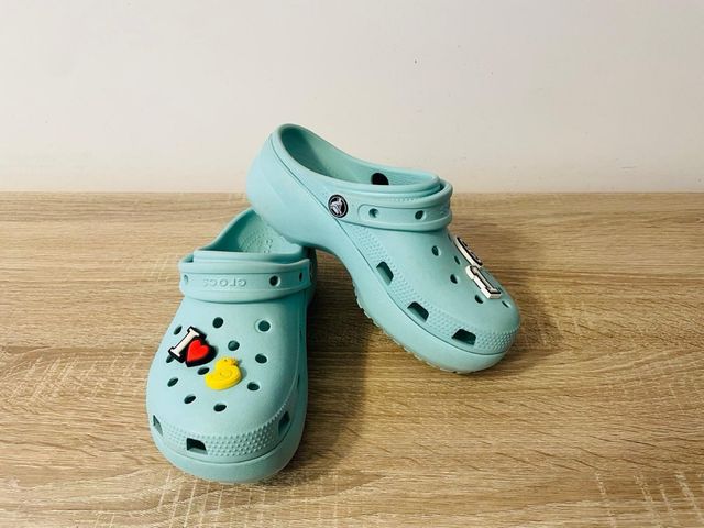 Zapatillas Crocs Azul Clarito con Pins