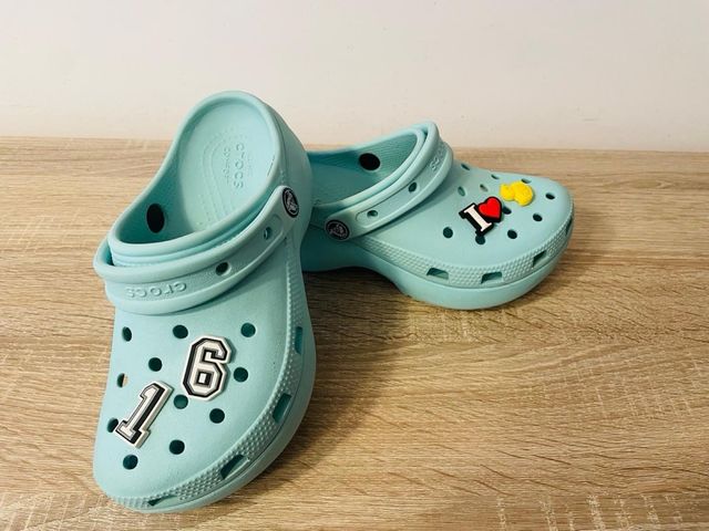 Zapatillas Crocs Azul Clarito con Pins