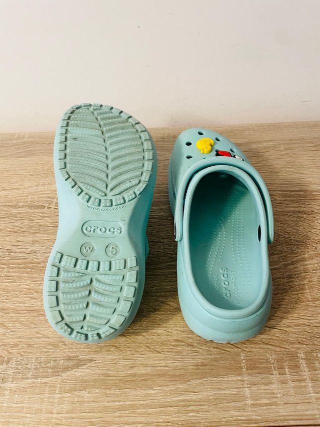 Zapatillas Crocs Azul Clarito con Pins