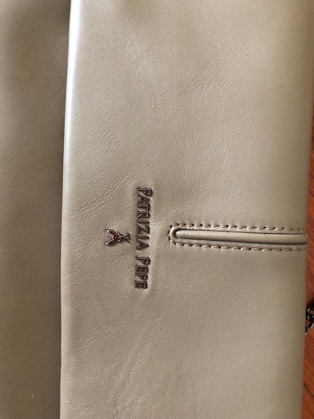 Bolso sobre Patrizia Pepe gris