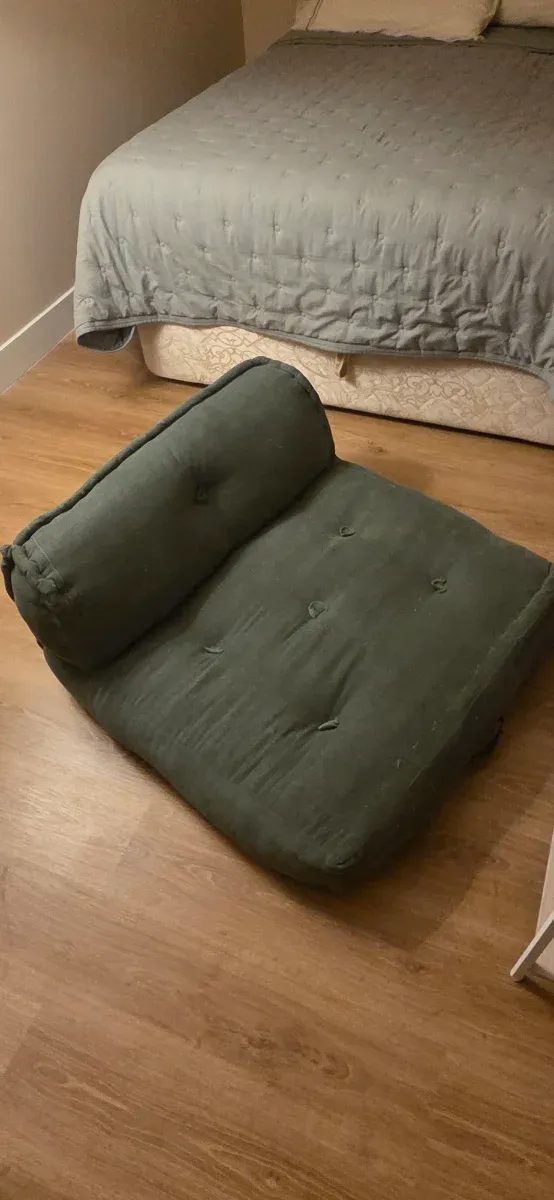 Sillón futón suelo verde