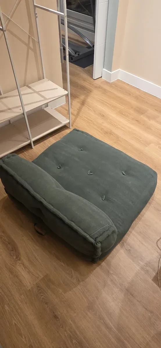 Sillón futón suelo verde